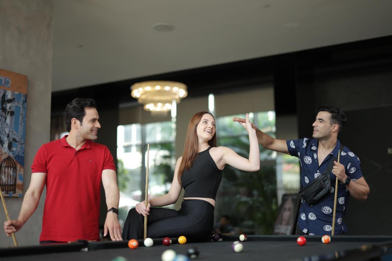 Aloft New Delhi Aerocity Eksteriør bilde The 2019 cast of The Circle: Natalie, Jack and Mikey