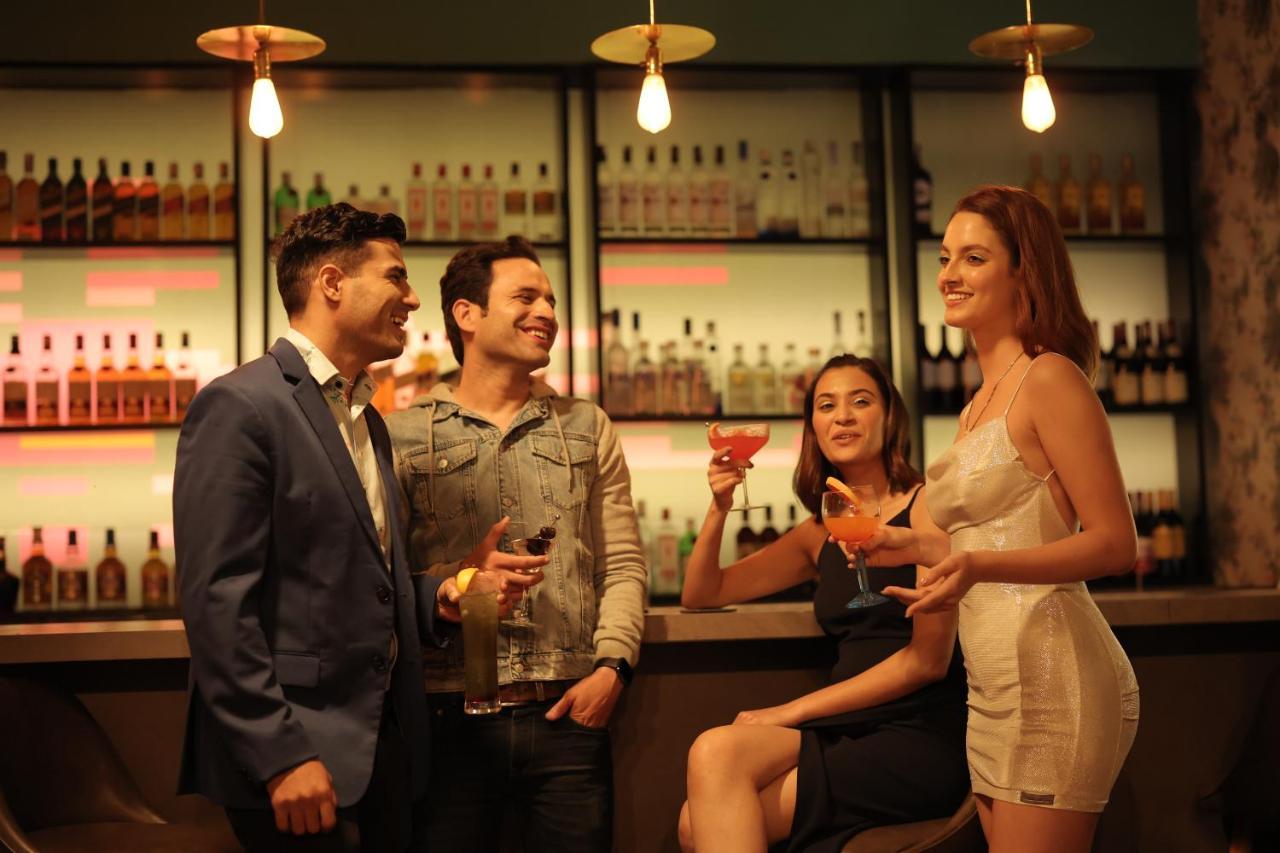 Aloft New Delhi Aerocity Eksteriør bilde A bar in Singapore