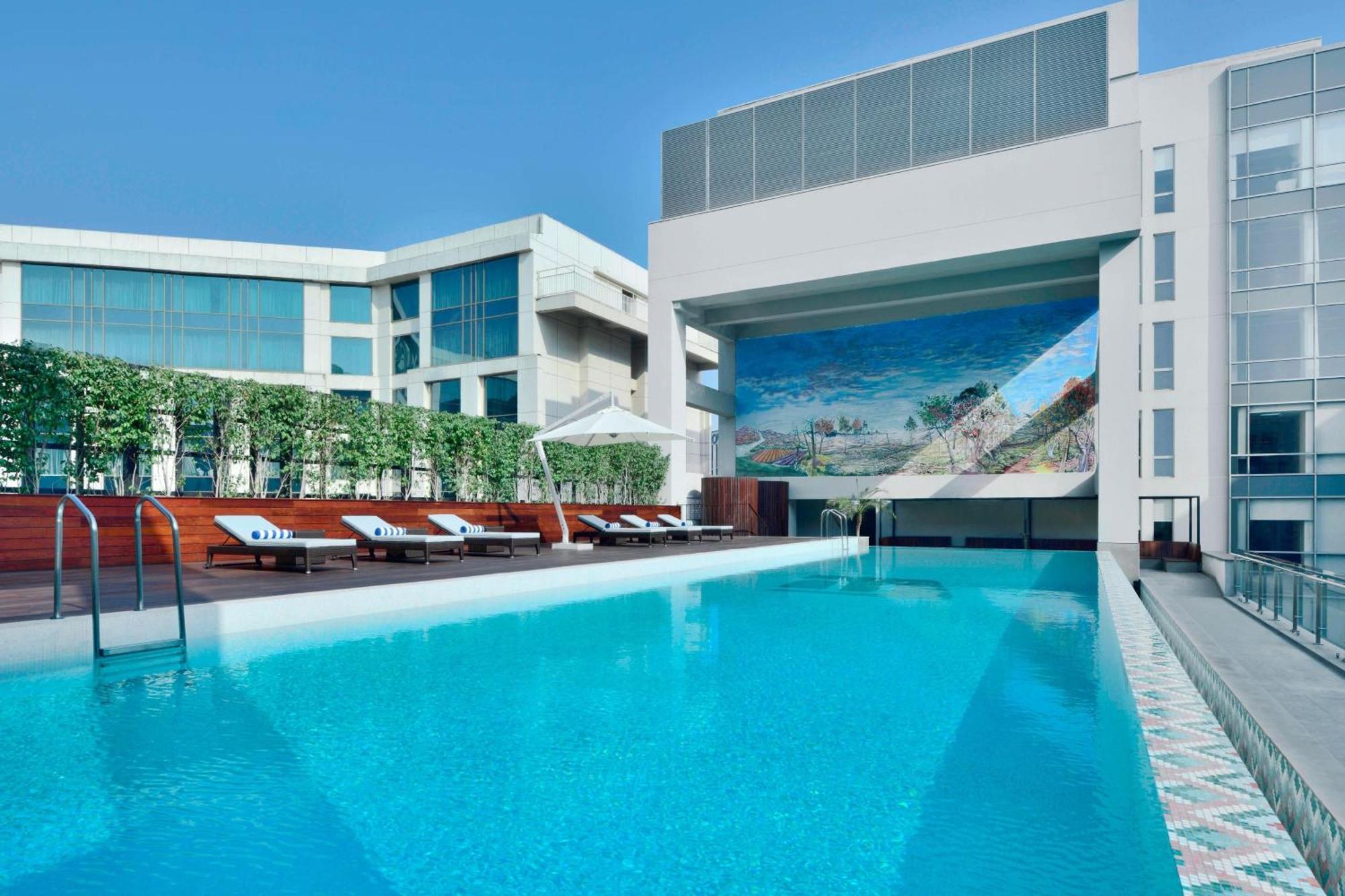 Aloft New Delhi Aerocity Eksteriør bilde The swimming pool at the hotel