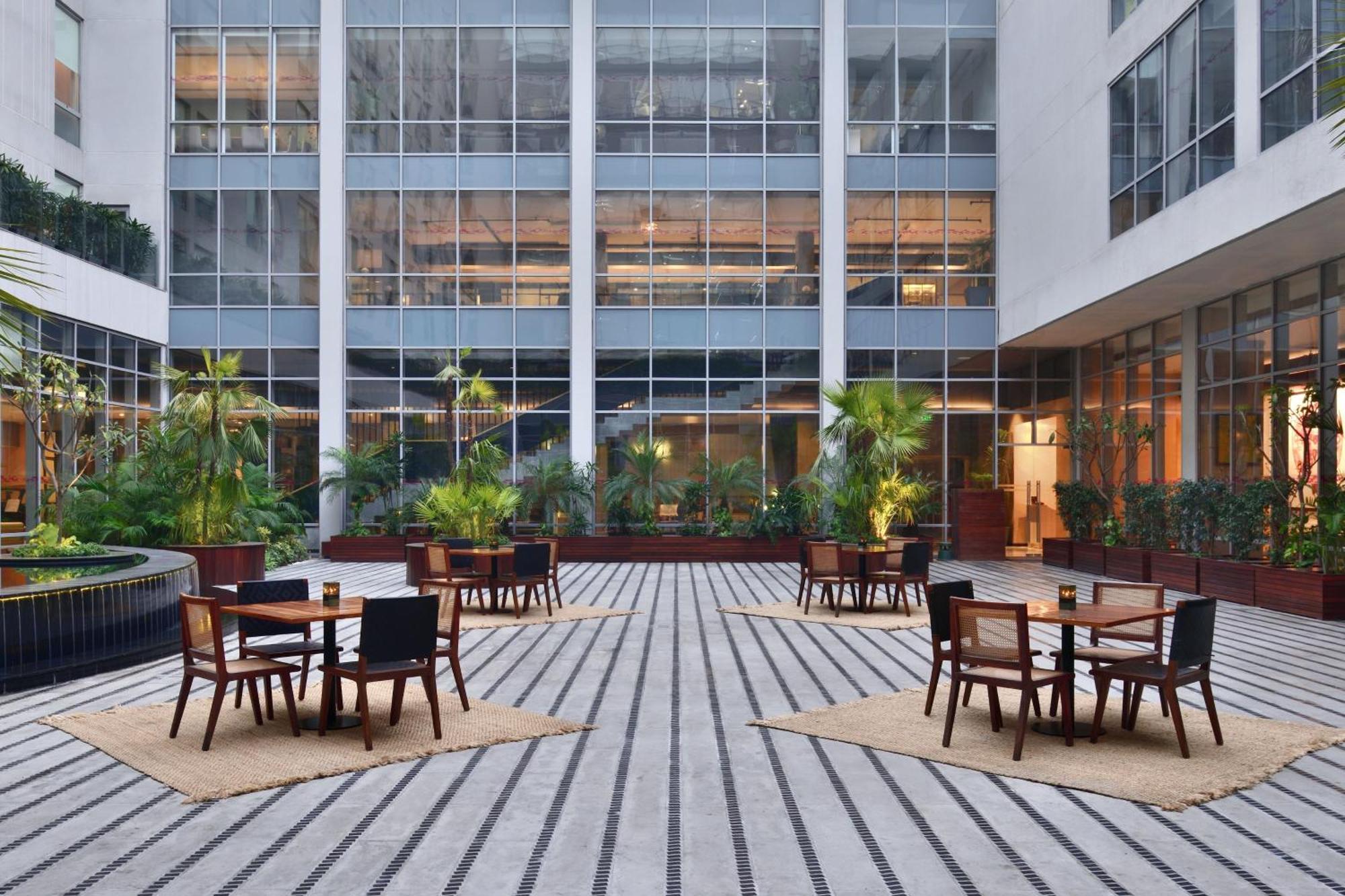 Aloft New Delhi Aerocity Eksteriør bilde The courtyard at the hotel